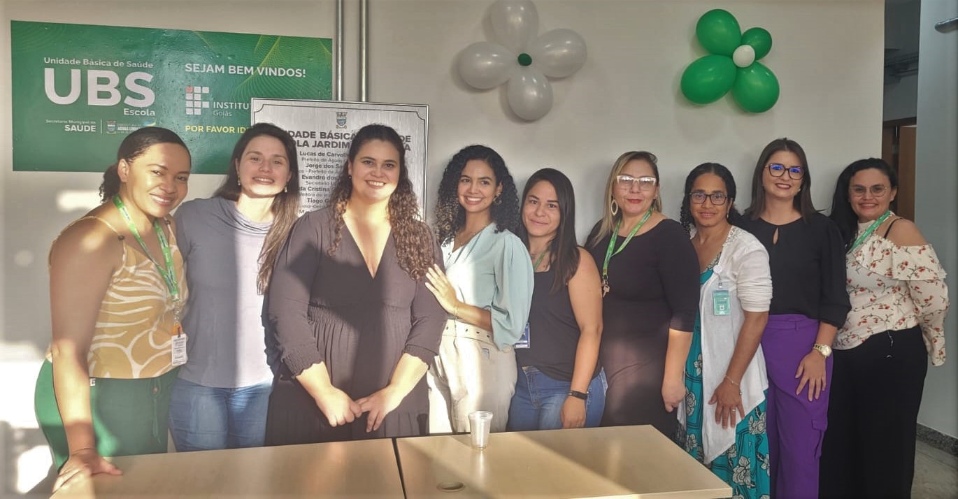 Mariana Magalhães (segunda à esquerda), Camiila Roberta, Dayane Gomes e equipe gestora da Atenção Básica do município